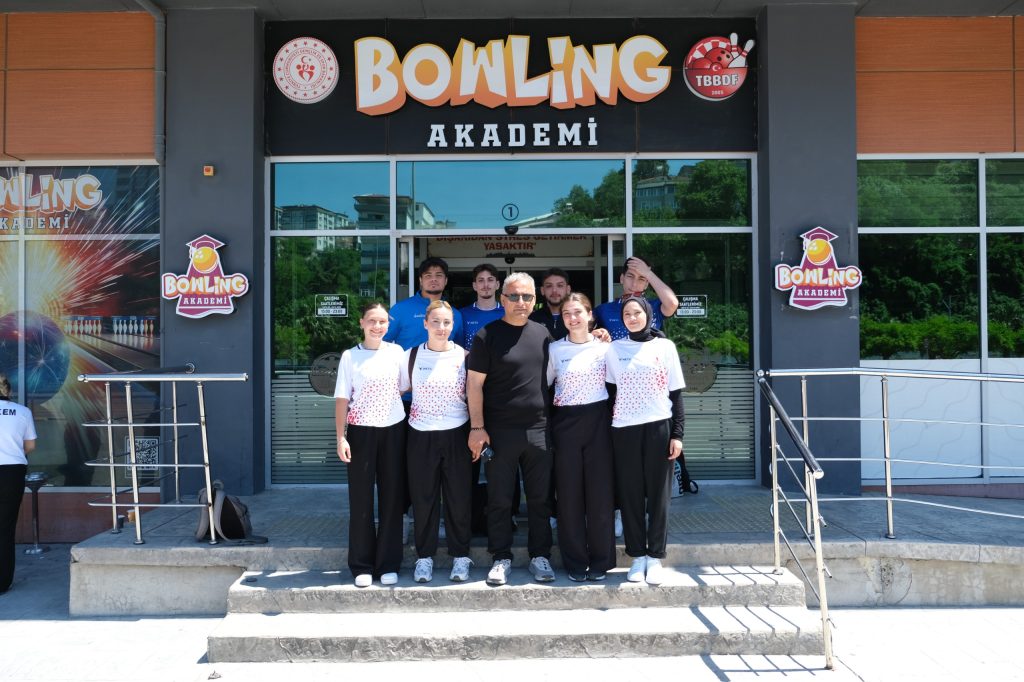 Bowling Şampiyonası’nda Dostluk Rüzgarları: Sporculara Moral Ziyareti