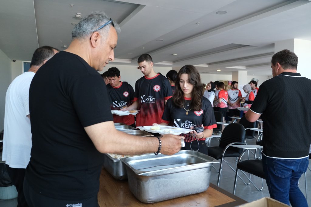 TÜSF Yaz Sporfest Kapsamında Sporculara Yemek Desteği