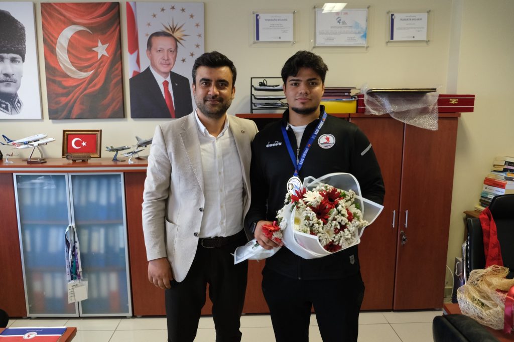 Kuzey Makedonya’dan Şampiyonlukla Dönen Öğrencimizden Anlamlı Ziyaret