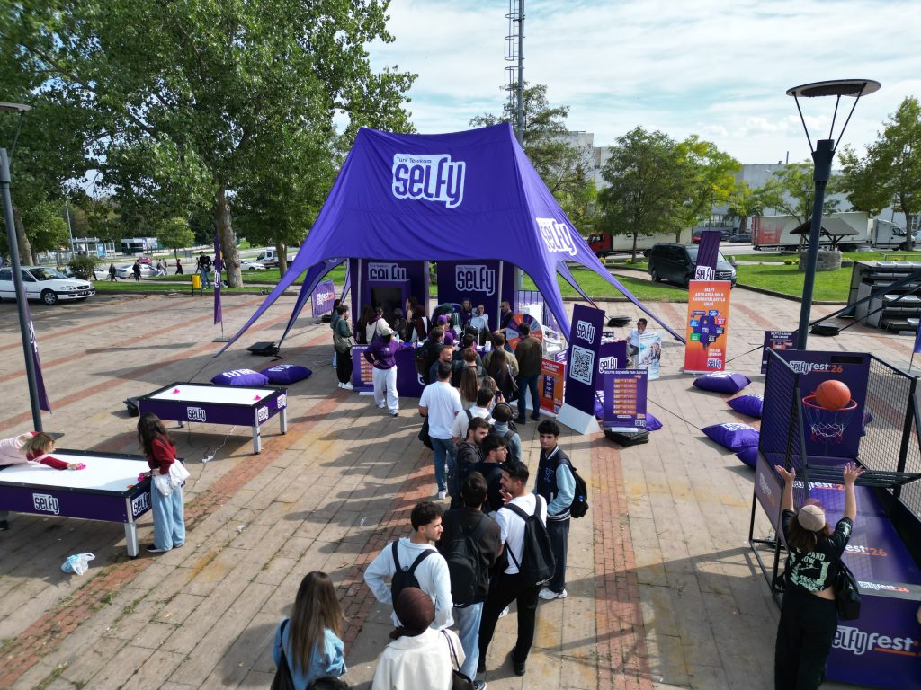 OMÜ UYUMFEST’26 ve Selfyfest Coşkusu Kampüsü Sardı: Simge Konseriyle Unutulmaz Bir Akşam