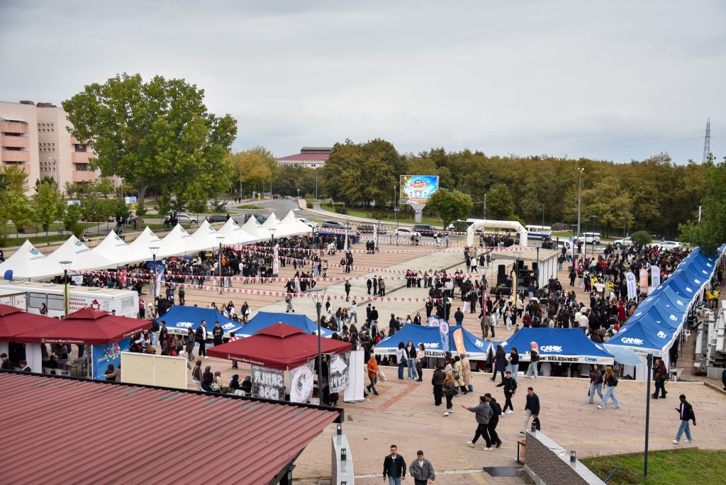 OMÜ’de Yeni Dönem Coşkusu: “UYUMFEST’26” ile Öğrencilerimize Merhaba Dedik!